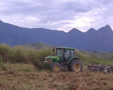 O assentamento Oswaldo de Oliveira prepara terra para plantio de feijão