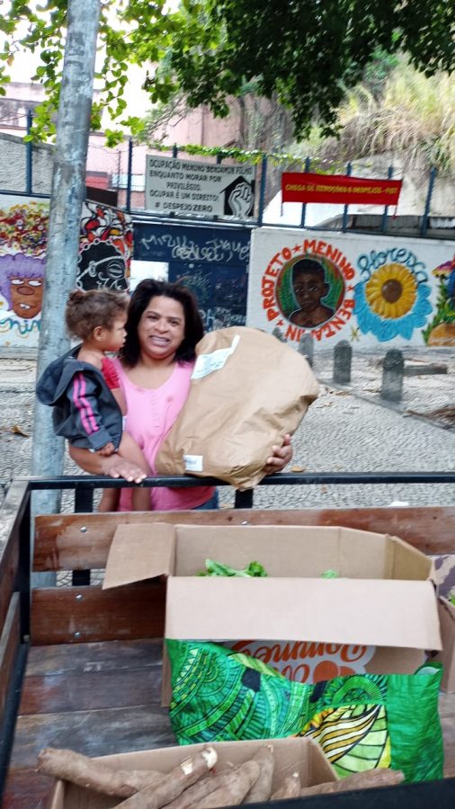 Rua Solidária recebendo pães solidários